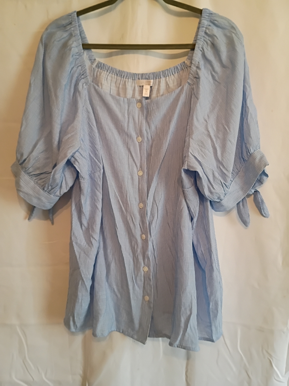 Lauren Conrad Size 1x Woman's Light Blue And White Button-Front Peasant Blouse.